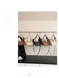 Cinq sacs seaux à motif litchi en plusieurs couleurs avec pendentifs lapin en peluche