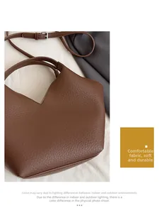 Détail du cuir grainé marron sur un sac seau en V avec bandoulière réglable