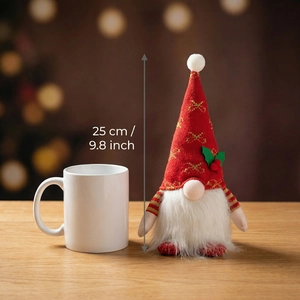 Gnomo di Natale rosso in peluche di 25 cm con misura e sfondo bokeh festivo