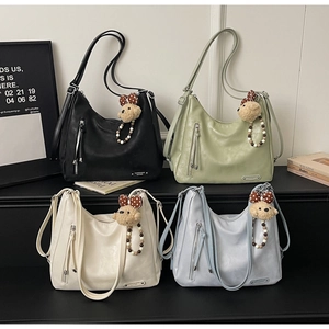 Quatre grands sacs cabas en noir, vert, blanc et bleu avec de jolis oursons en peluche