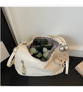 Détail intérieur du grand sac cabas blanc cassé montrant la doublure rayée