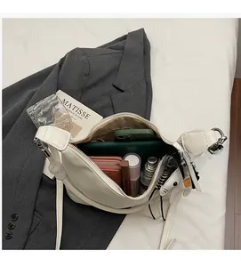 Vue intérieure du sac hobo blanc cassé montrant sa grande capacité et sa fermeture éclair