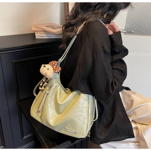 Détail du grand sac cabas vert clair vintage avec breloque ours et pendentif en bois