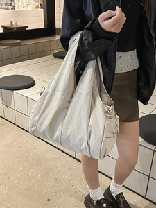 Minimalist off-white pleated tote bag with large capacity for daily casual commute use