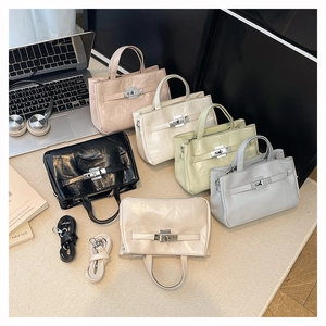 Détails de sacs seau en cuir brillant de plusieurs couleurs sur un tapis tissé