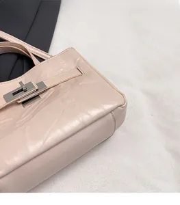 Détail du sac à main en cuir PU plissé beige clair avec fermoir en métal argenté