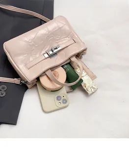 Vue intérieure du sac rose avec téléphone et cosmétiques, espace spacieux