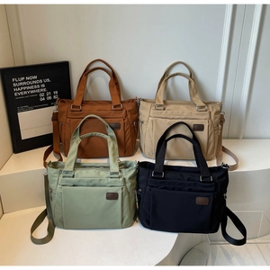 Détails de quatre sacs cabas en nylon avec bandoulières réglables et poches zippées de face
