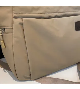 Vue détaillée du nylon kaki avec logo Mula et fermeture éclair latérale du sac