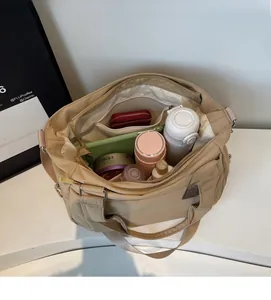 Intérieur spacieux du cabas en nylon kaki montrant le rangement tablette et bouteille