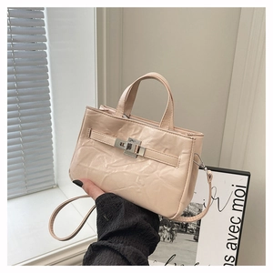 Détail du sac seau crème avec texture plissée et boucle métallique de fermeture