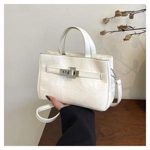Gros plan du sac seau blanc crème en cuir verni plissé avec fermoir métallique argenté
