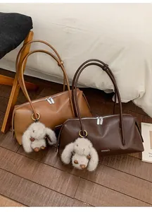 Nahaufnahme von Vintage PU-Leder Tote Bags in Braun und Kaffee mit Plüschhasen-Anhängern