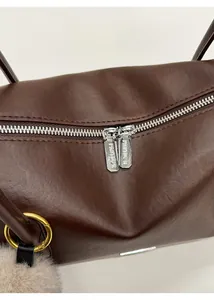 Details der dunkelbraunen Ledertasche mit Doppelreißverschluss und Marken-Metallbeschlägen