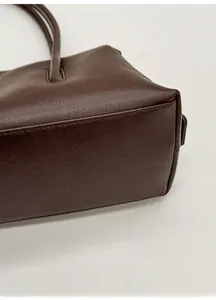 Detailansicht des strukturierten Bodens der dunkelbraunen Leder Boston Pillow Bag