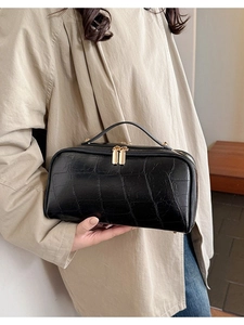 Portable black crocodile pattern travel bag with gold zippers for women travel