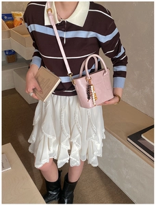 Détail du sac bandoulière rose clair avec perles en bois et bandoulière réglable