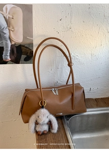 Braune Retro Boston Tasche aus Leder mit Griffen und einem süßen Plüschhasen-Anhänger