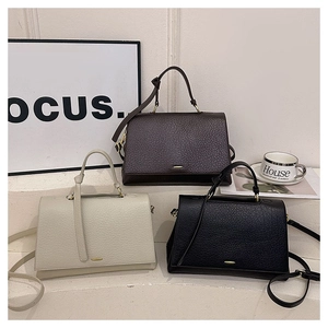Détails de sacs cabas en cuir texturé marron foncé, beige et noir avec finitions dorées