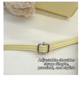 Détail de la bandoulière réglable avec boucle argentée sur un sac oreiller vintage crème