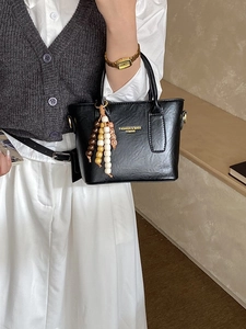 Sac fourre-tout tendance en cuir noir avec pendentif en perles et lettrage doré