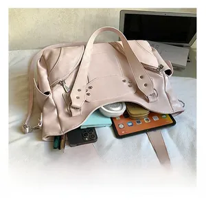 Intérieur spacieux du sac fourre-tout rose avec rangement pour portable et tablette