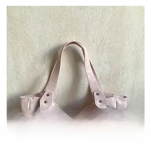 Détails du sac cabas rose en similicuir avec poignée large, rivets et boucles argent