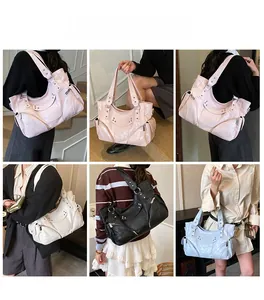 Détail du grand sac cabas en cuir plissé avec rivets métalliques et multiples poches zippées
