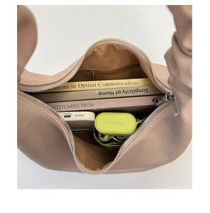 Großzügiger Innenraum der beige Tote Bag mit viel Platz für Bücher und Schirme