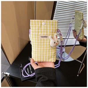 Gele geruite telefoontas met een pluche konijntje en een paarse geweven schouderband