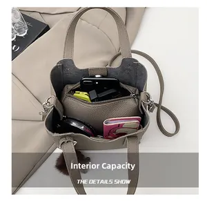 Capacité interne du sac bandoulière taupe montrant l'espace pour téléphone et pochette