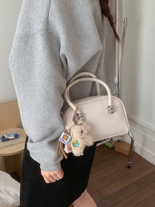 Sac à main Boston en cuir crème élégant avec boules métalliques et breloque peluche