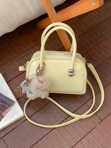 Mini sac Boston jaune crème avec breloque mouton en peluche et bandoulière amovible