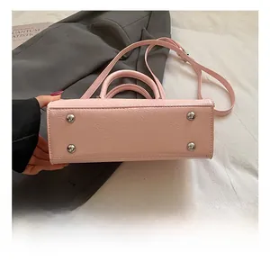 Détails du fond du sac en cuir PU rose avec rivets de protection argentés et coutures