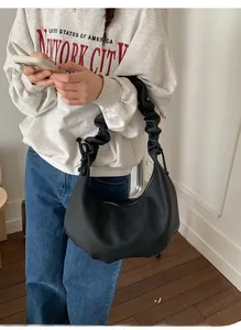 Detail der schwarzen Hobo-Tasche mit weichem Wolken-Faltenschultergurt am Modell