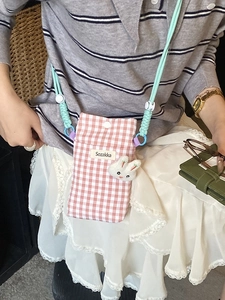 Crossbody telefoontas met ruitpatroon, schattige konijn-hanger en groene schouderband