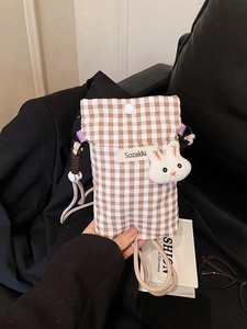 Mini crossbodytas met ruitjespatroon in koffiebruin en wit met konijntje en verstelbare riem