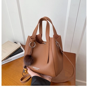 Sac seau en cuir marron grainé avec pendentif en peluche et logo mode imprimé