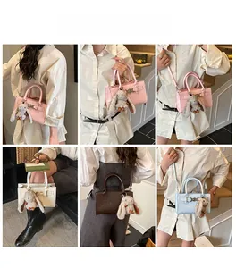 Vue détaillée du sac à main vintage avec boucle en métal et breloque lapin