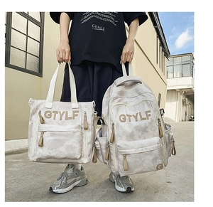 Détail du sac à dos et cabas à motif marbre avec broderie GTYLF pour les étudiants