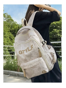Vue latérale d'un sac à dos en toile camouflage avec bretelles réglables en extérieur