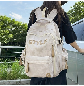 Détails du sac à dos beige à motifs avec bretelles larges et poches extérieures à fermeture