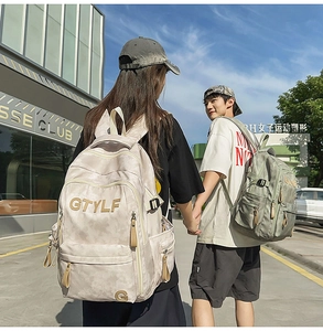 Détail de sacs à dos camouflage durables avec plusieurs poches et broderie GTYLF au dos