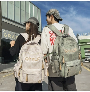 Vue extérieure de deux sacs à dos camouflage de grande capacité en gris clair et vert olive