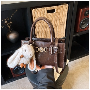 Sac bandoulière marron brillant avec boucle cœur et pendentif lapin en peluche