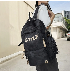 Vue latérale du sac à dos camouflage noir avec logo GTYLF et poches à fermeture éclair