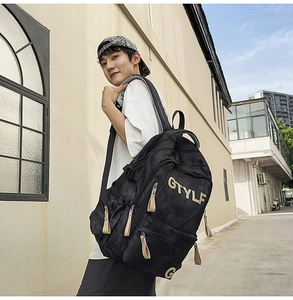 Vue latérale du grand sac à dos camouflage noir avec broderie GTYLF sur un mannequin homme