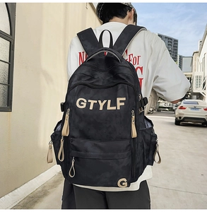 Modèle masculin portant un sac à dos camouflage noir avec inscription GTYLF en ville