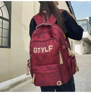 Vue d'un sac à dos camouflage rouge foncé avec grande capacité et logo GTYLF brodé