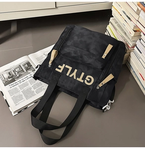 Détail du sac en nylon camouflage imperméable avec logo GTYLF et tirettes en cuir